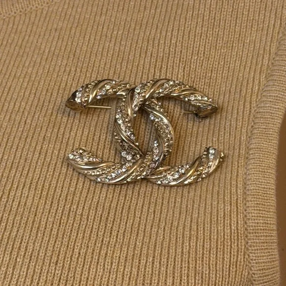 CHANEL Twisted Gold and Crystal Brooch - Picture 5 of 9